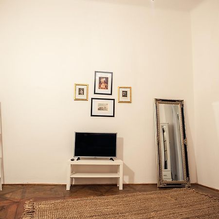 Apartment Astronomical Clock Praha Bagian luar foto